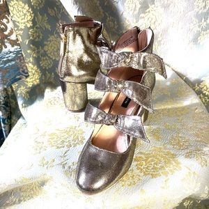 Ava & Aiden gold shoes zip back open front w bows stack heel French look unique